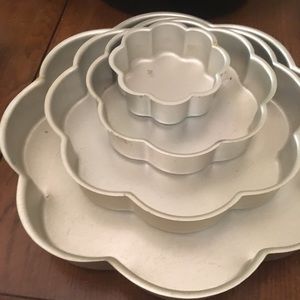 Wilton set flower cake pans